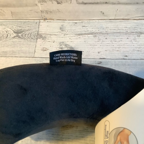 CLOUDZ Escape Premium Memory-Foam Travel Pillow - Picture 6 of 6